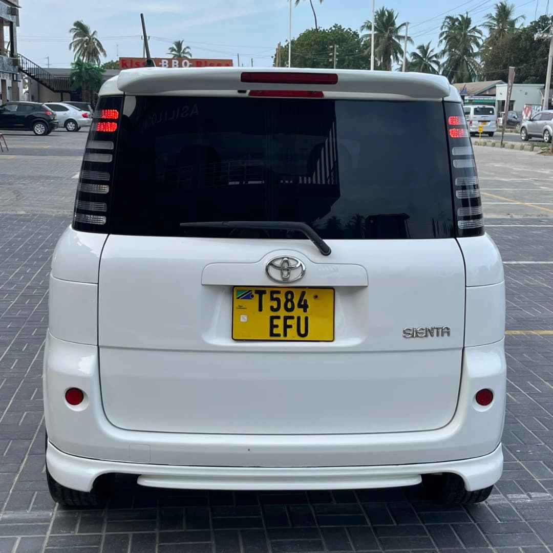 Toyota Sienta Minivan 2005 Automatic thumbnail 3