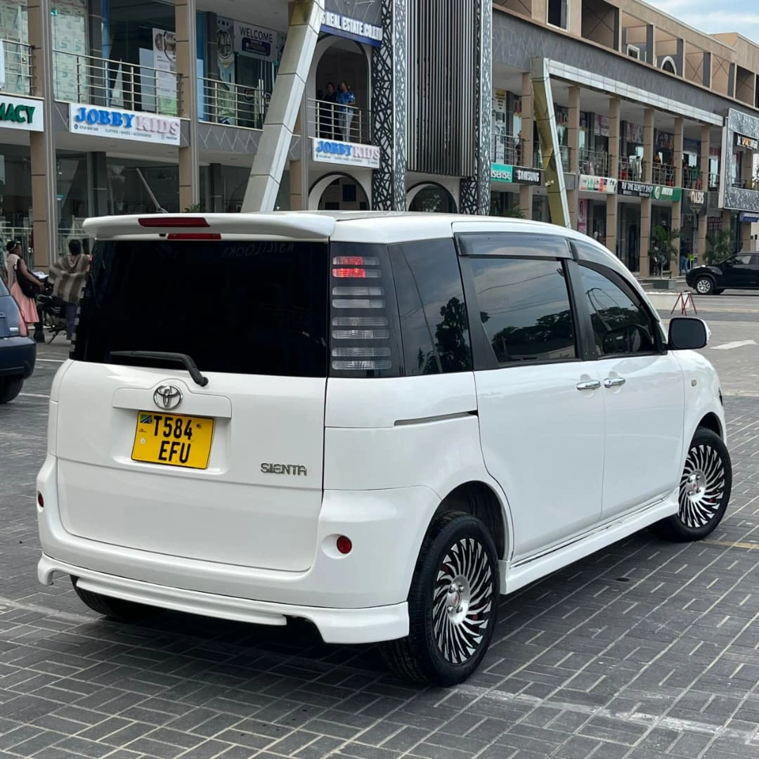 Toyota Sienta Minivan 2005 Automatic thumbnail 4
