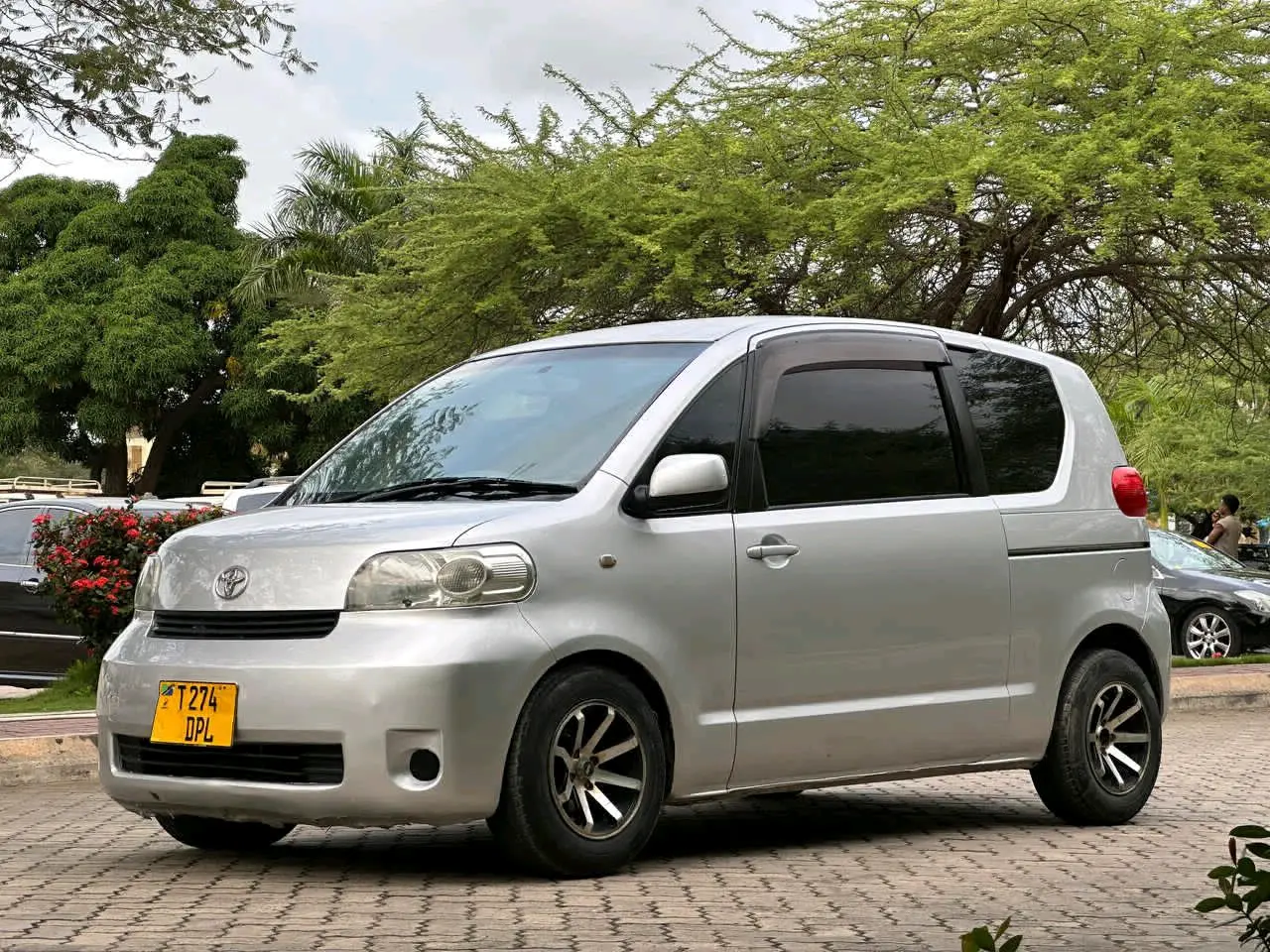 Toyota Porte 2004 Silver thumbnail 2