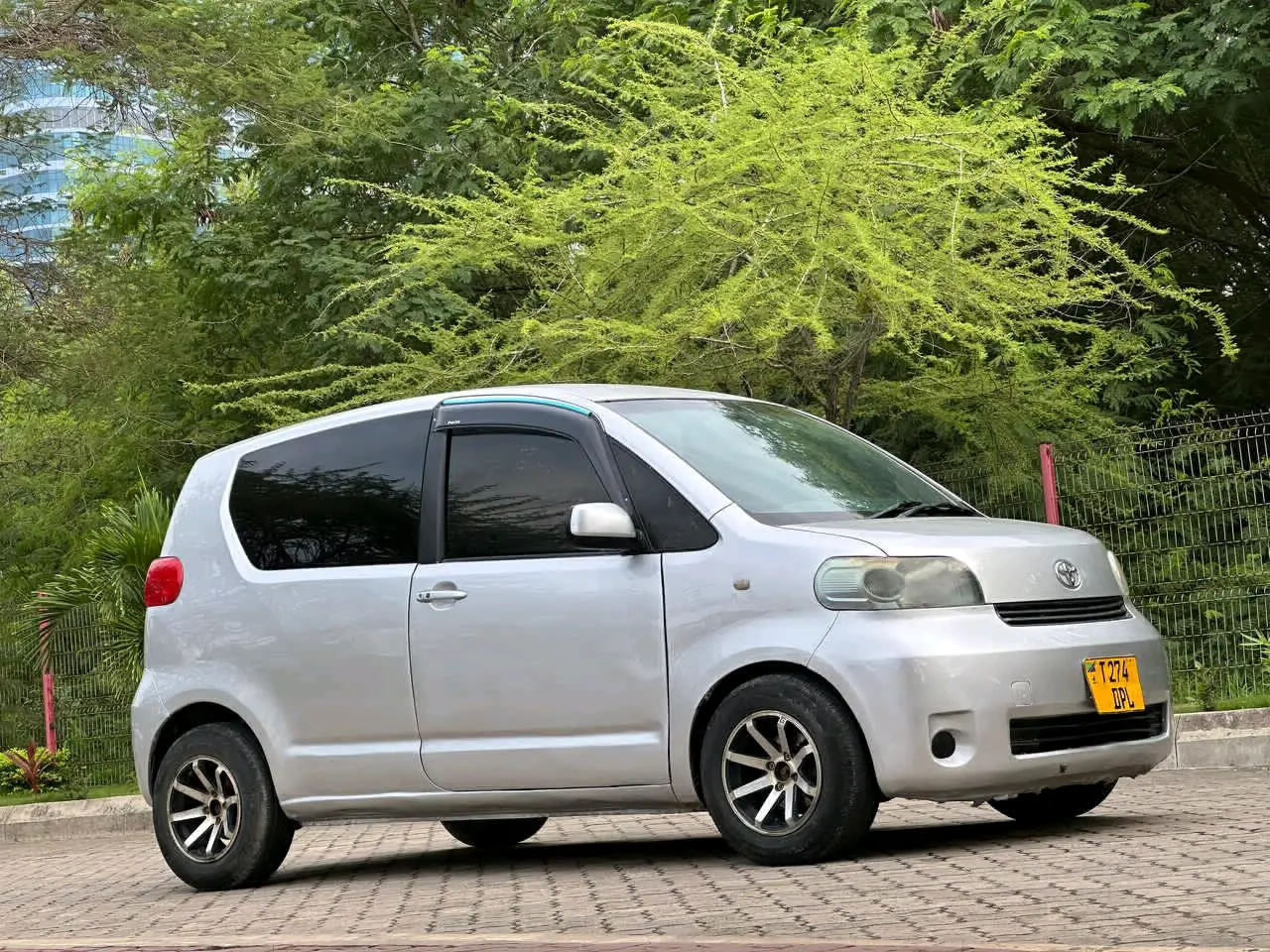 Toyota Porte 2004 Silver thumbnail 3
