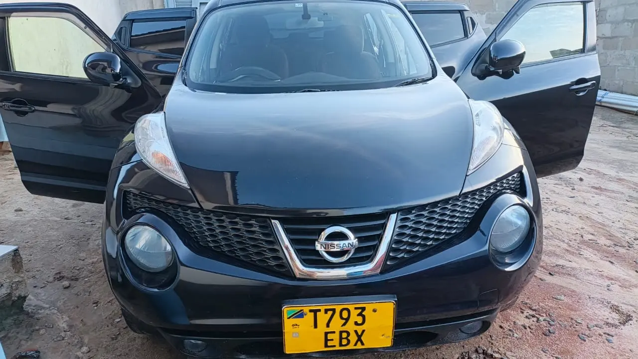 Nissan Juke 2012 Nyeusi (Black)