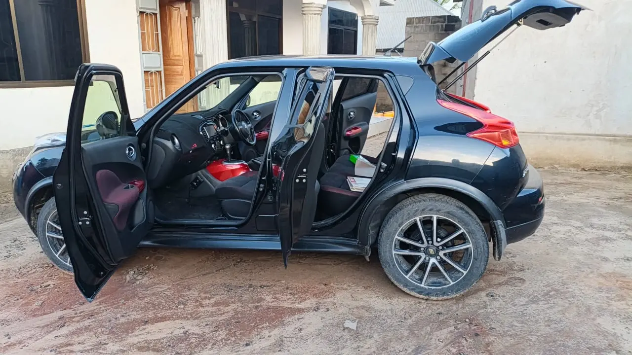 Nissan Juke 2012 Nyeusi (Black) thumbnail 2