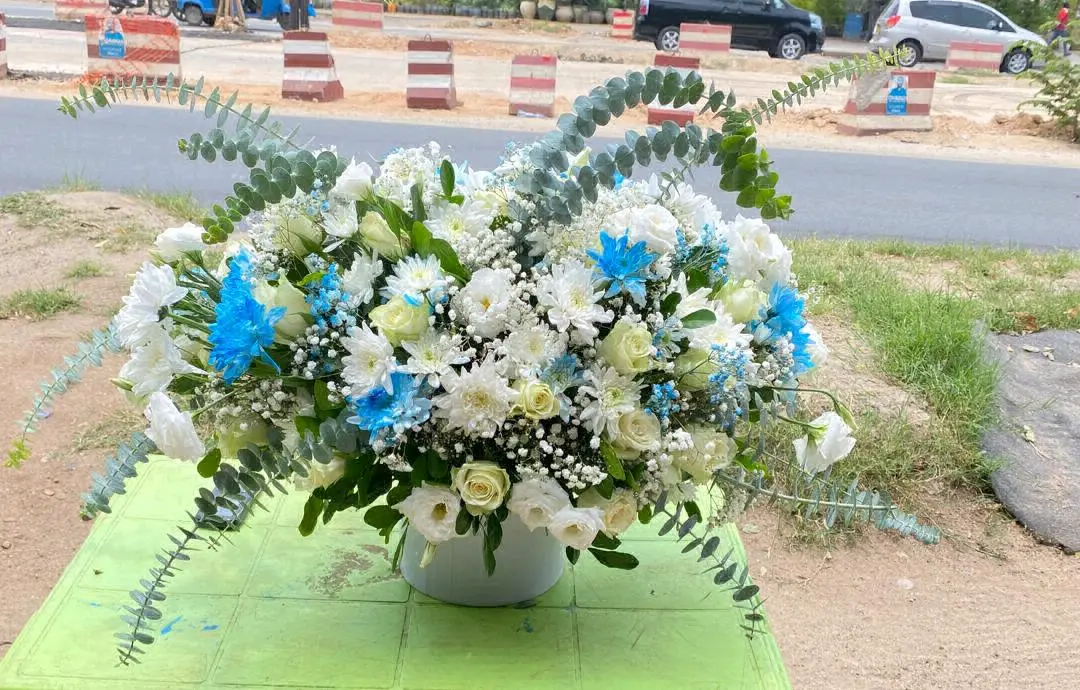 Fresh Flower Bouquets & Wreaths thumbnail 4