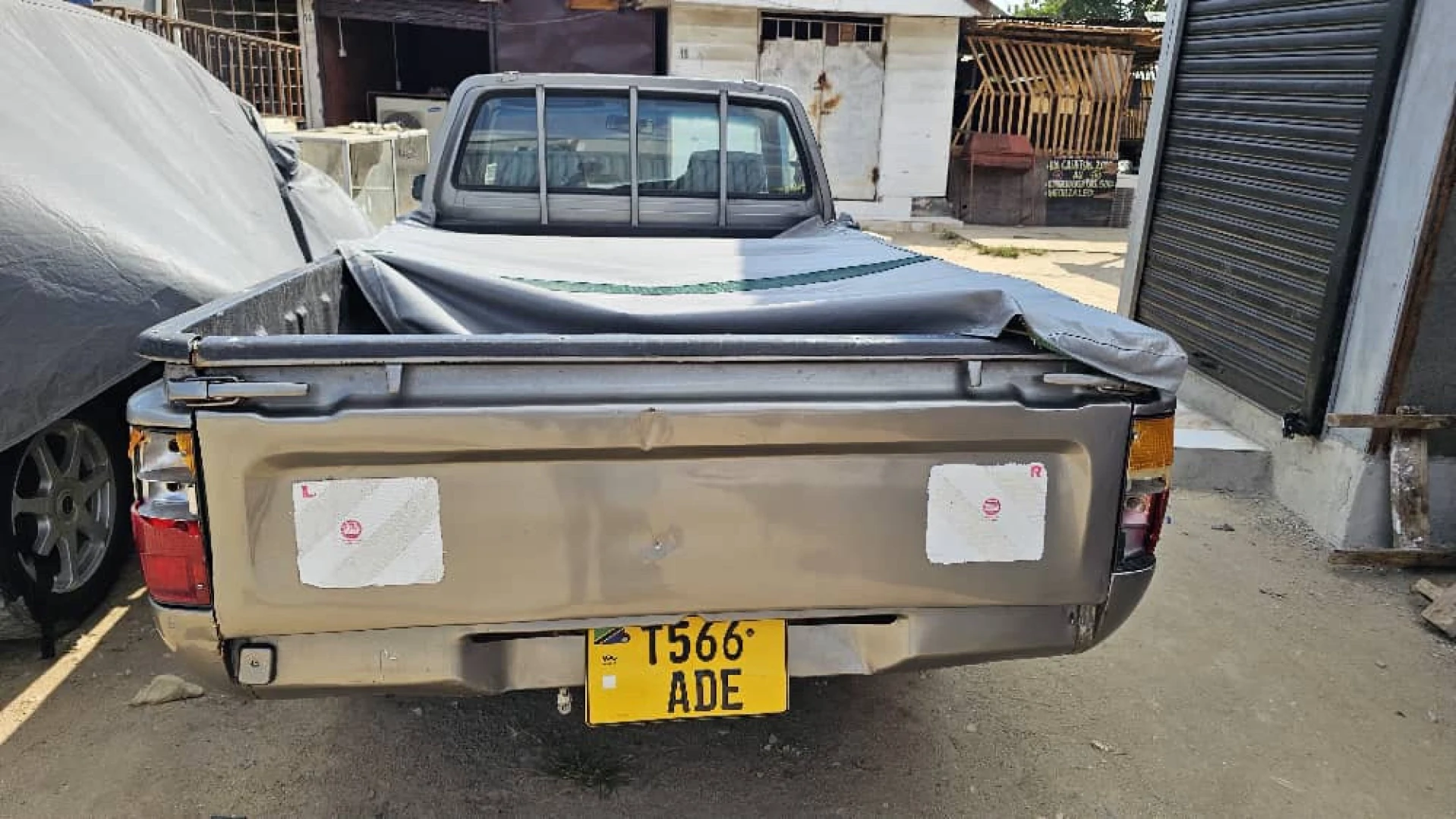 Toyota Hilux Pickup Truck (Petrol) thumbnail 2