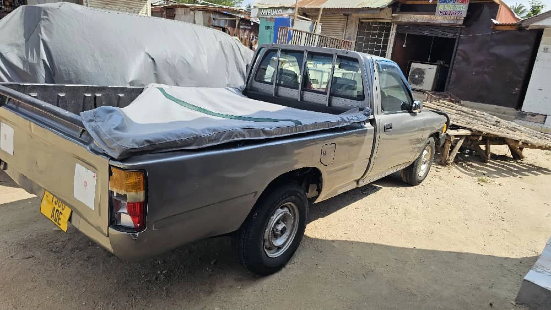 Toyota Hilux Pickup Truck (Petrol) thumbnail 5