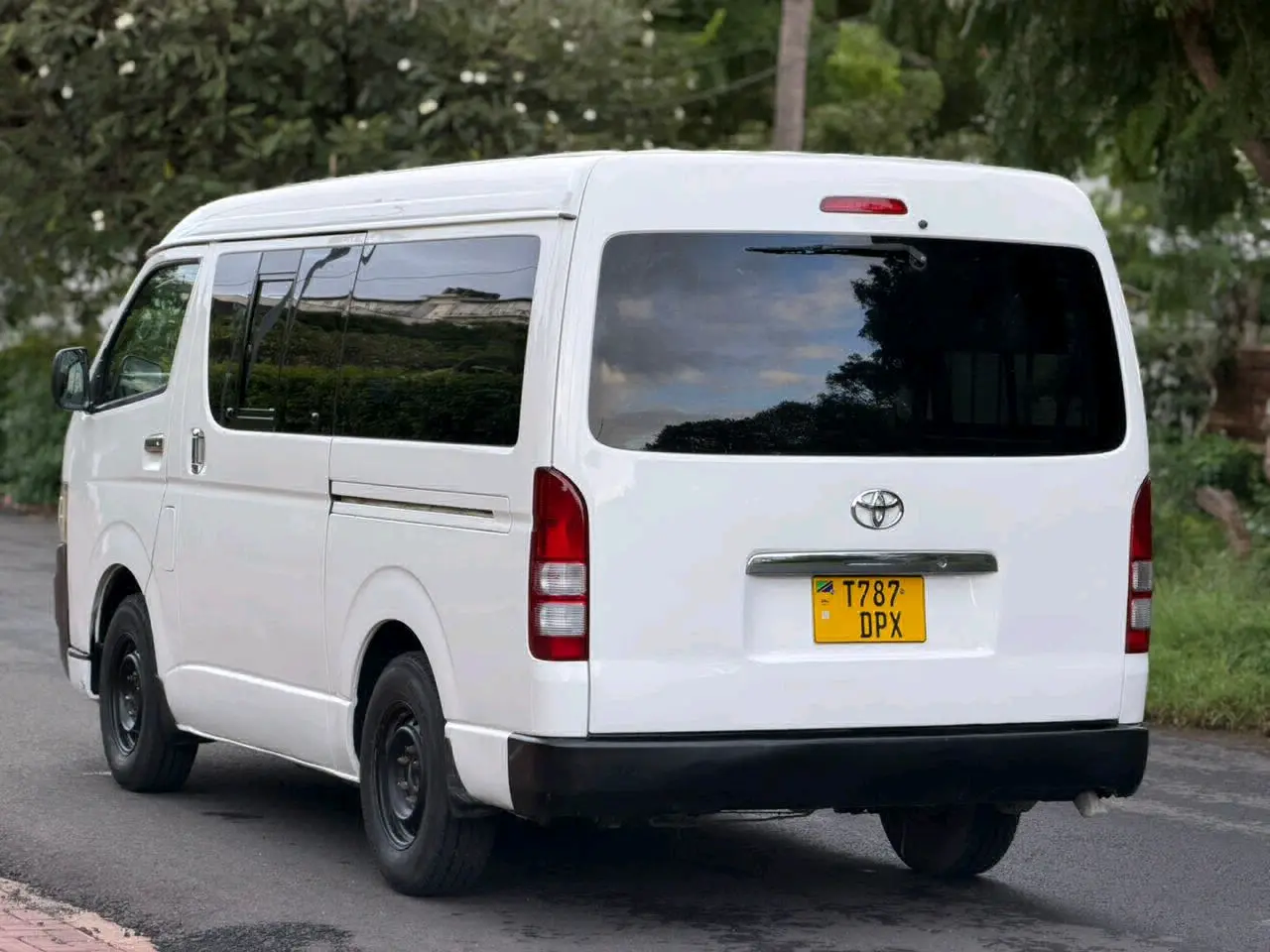 Toyota Hiace Quantum 2010 thumbnail 3