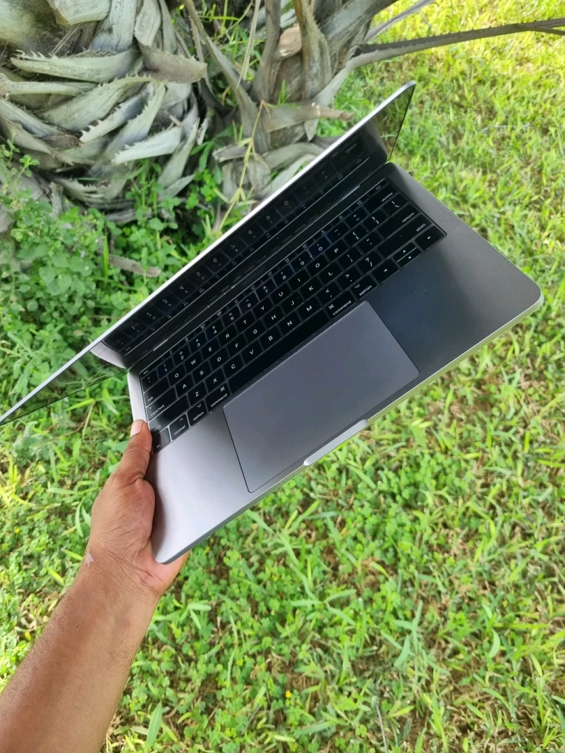 MacBook Pro 2017 Core i5 8GB RAM 128GB SSD thumbnail 3