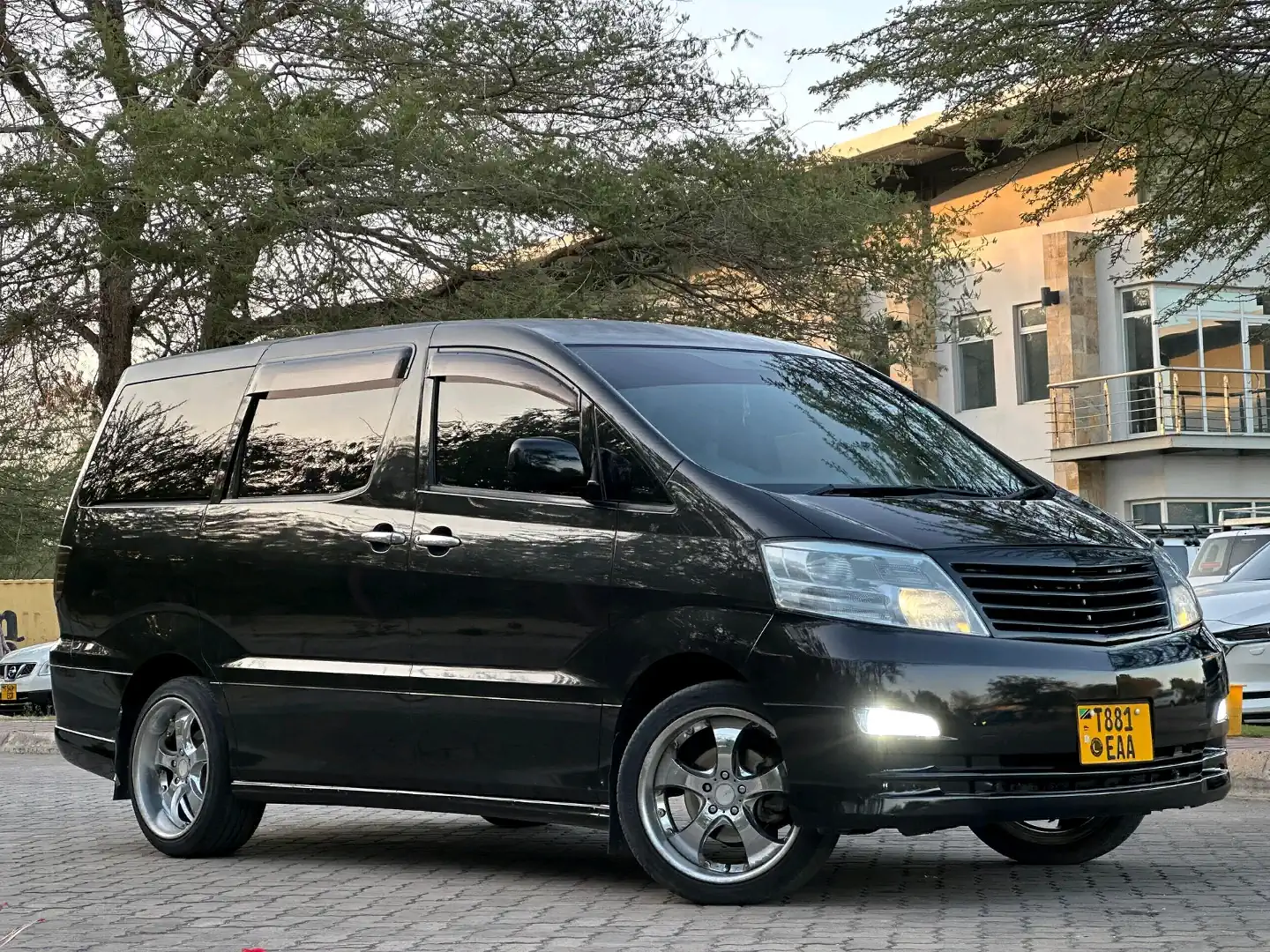 Toyota Alphard 2005 Black Minivan thumbnail 2
