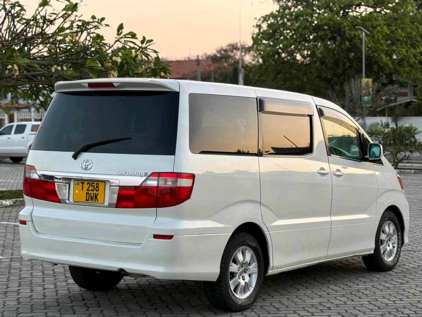 Toyota Alphard Minivan 2004 (T 258 DWK) thumbnail 3