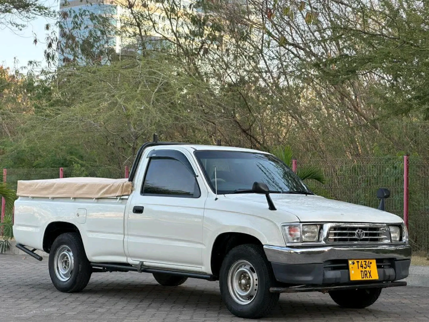 Toyota Hilux Pickup Single Cabin 1998 thumbnail 2