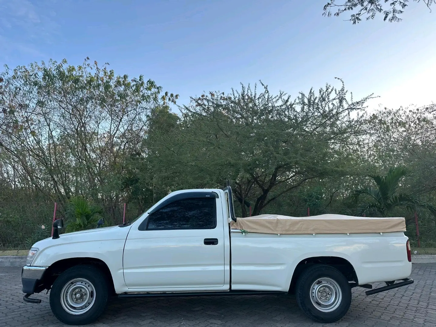 Toyota Hilux Pickup Single Cabin 1998 thumbnail 6