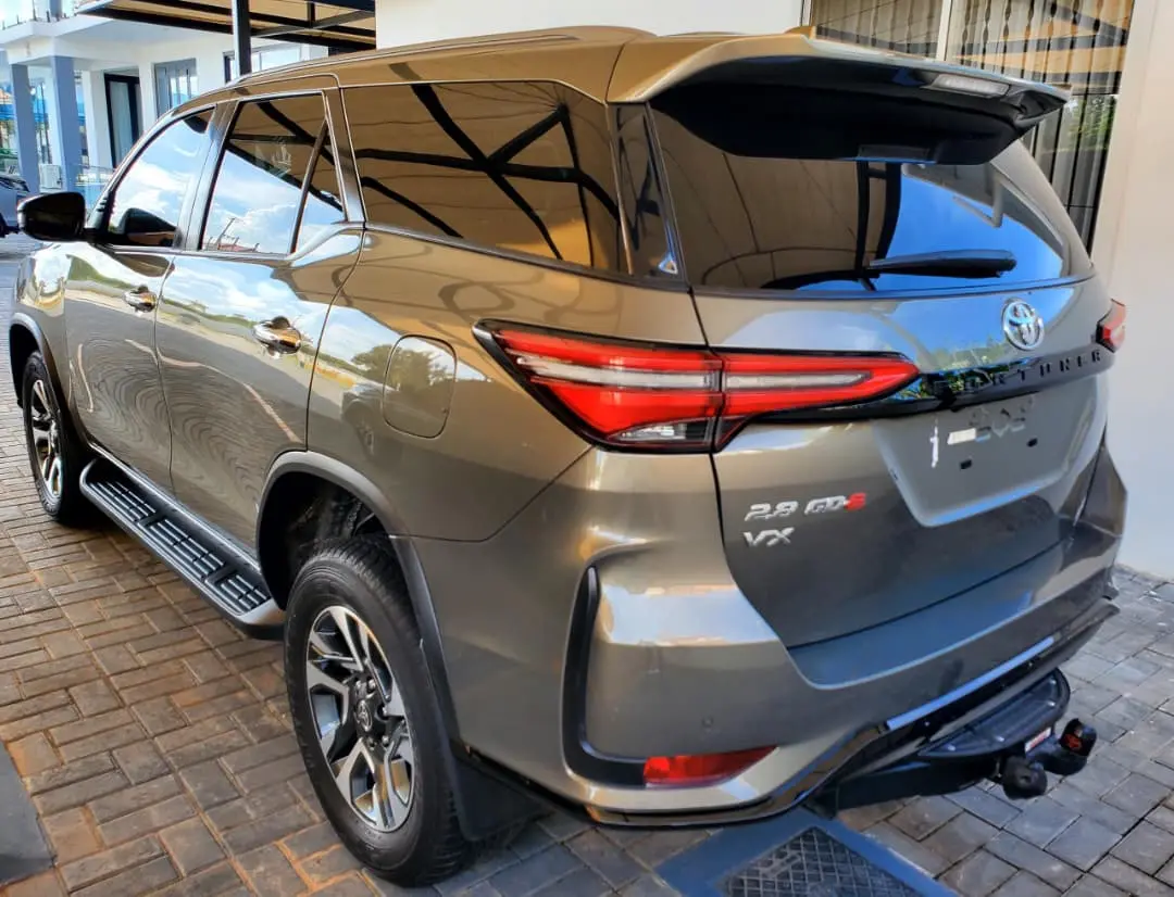 Toyota Fortuner VX 2.8 GD6 (2024/25) thumbnail 2