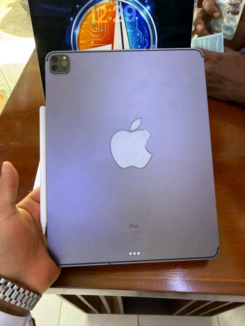 IPad Pro 12.9-inch 4th Gen 512GB (Cellular) thumbnail 2