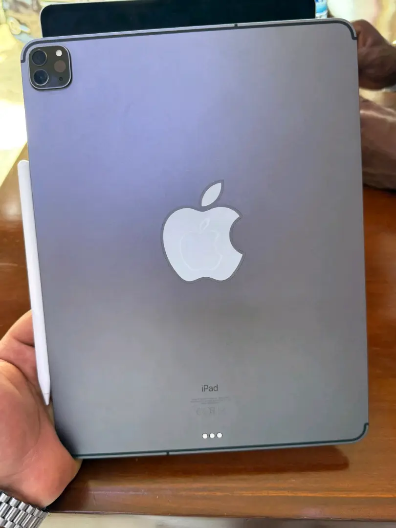 IPad Pro 12.9-inch 4th Gen 512GB (Cellular) thumbnail 3