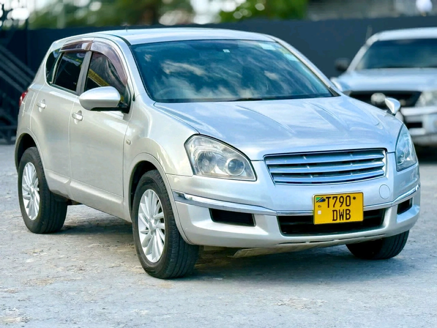 Silver Nissan Dualis/Qashqai Crossrider SUV