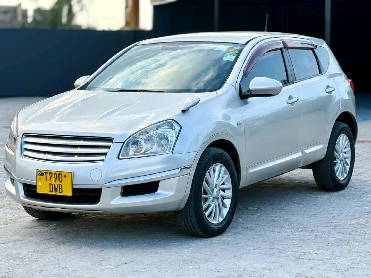 Silver Nissan Dualis/Qashqai Crossrider SUV thumbnail 2