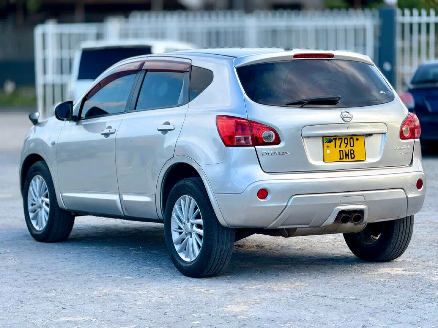 Silver Nissan Dualis/Qashqai Crossrider SUV thumbnail 4