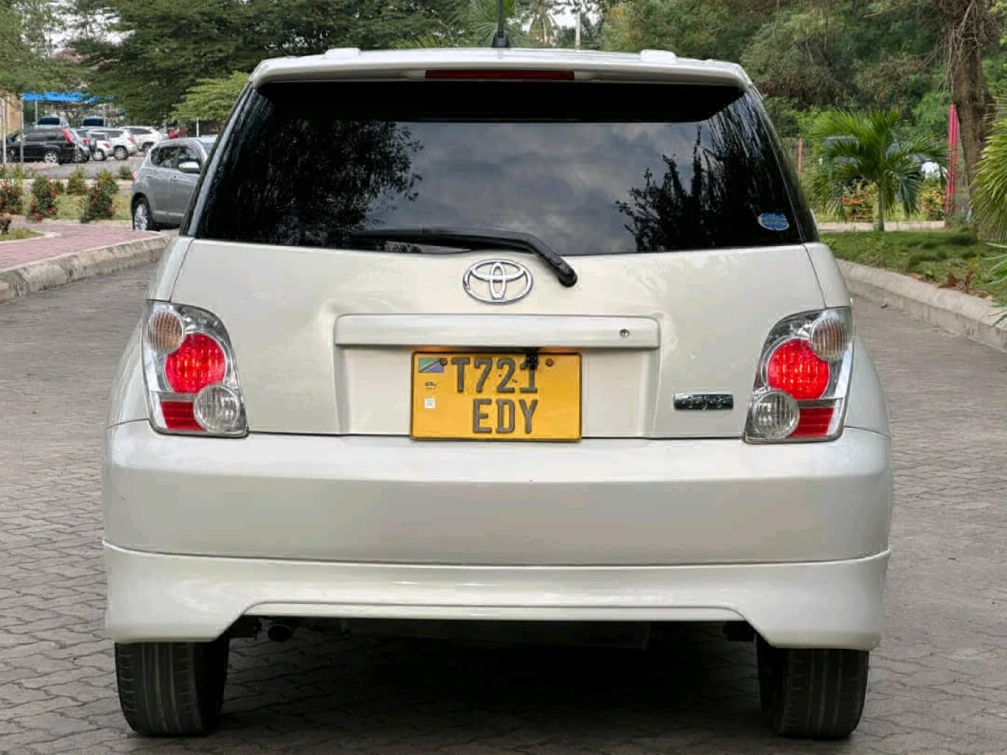 Toyota Ist Car thumbnail 2