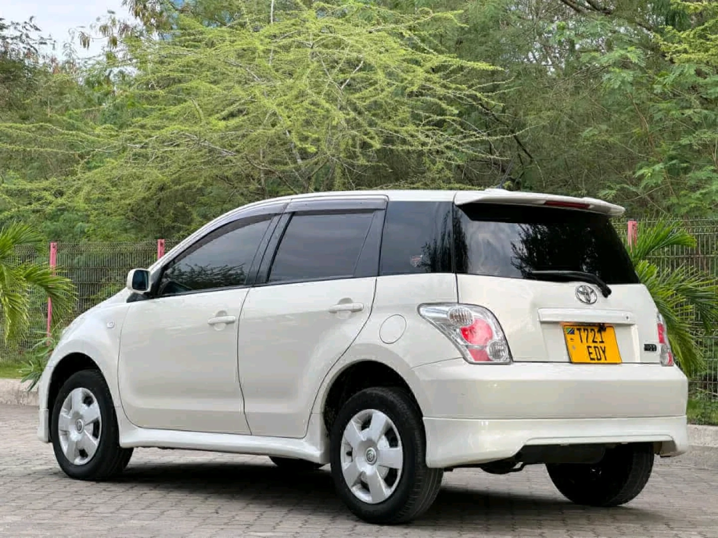 Toyota Ist Car thumbnail 3