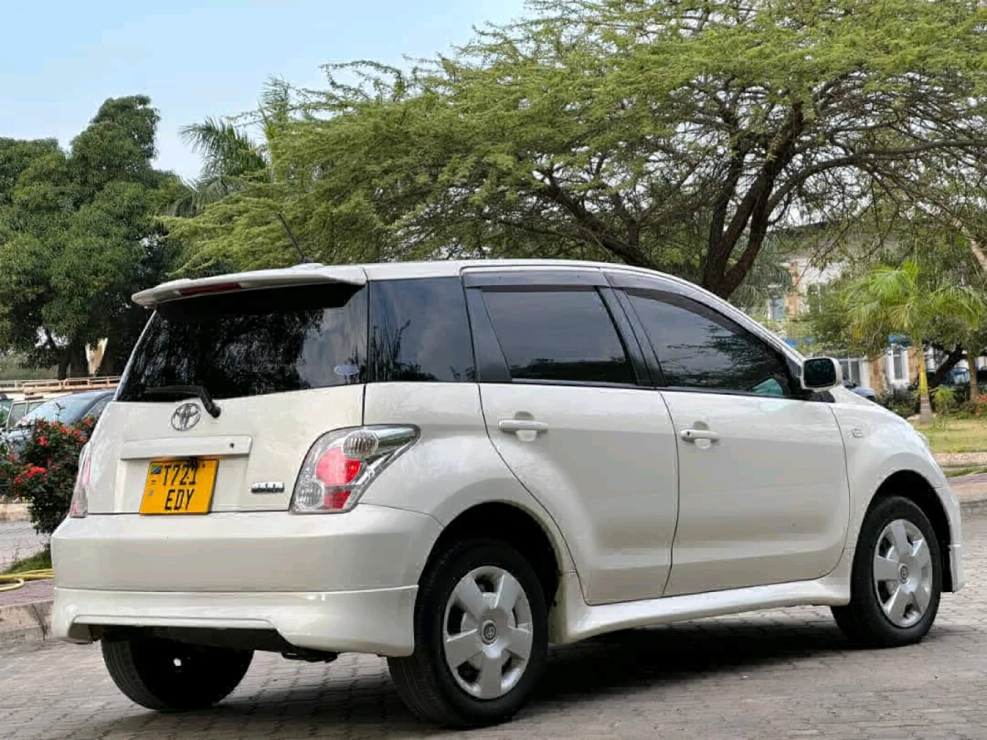 Toyota Ist Car thumbnail 4