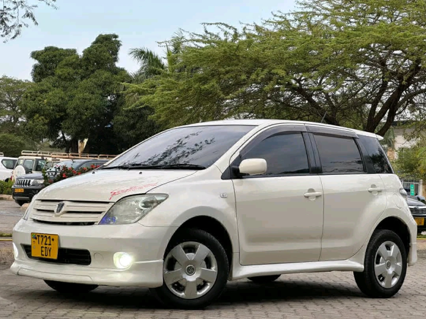 Toyota Ist Car thumbnail 5