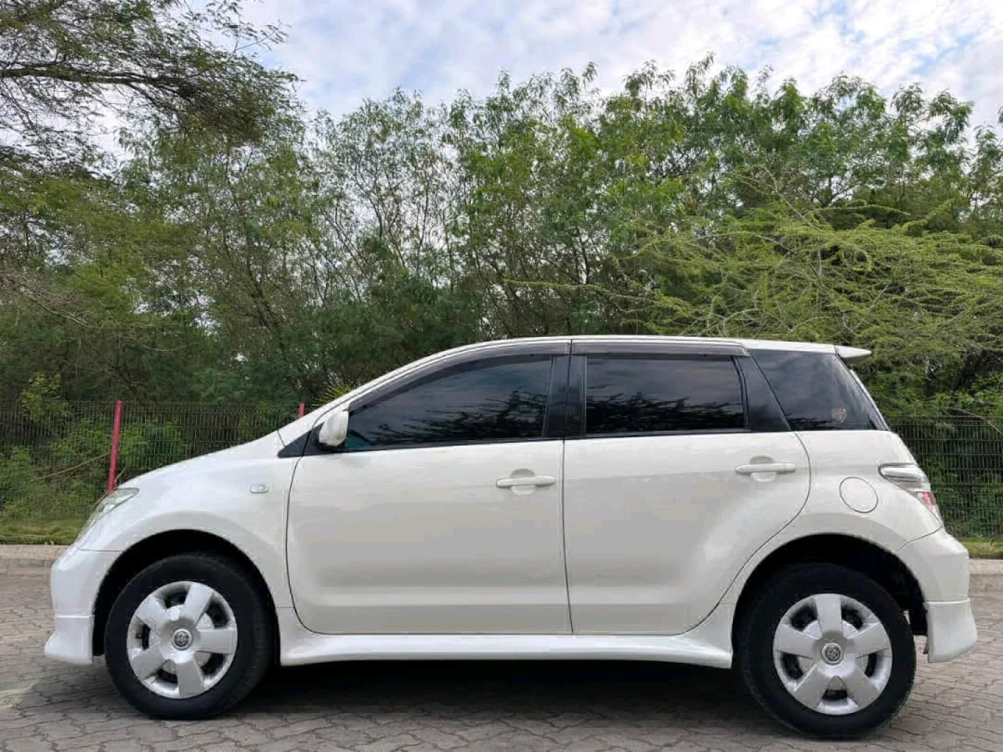 Toyota Ist Car thumbnail 6