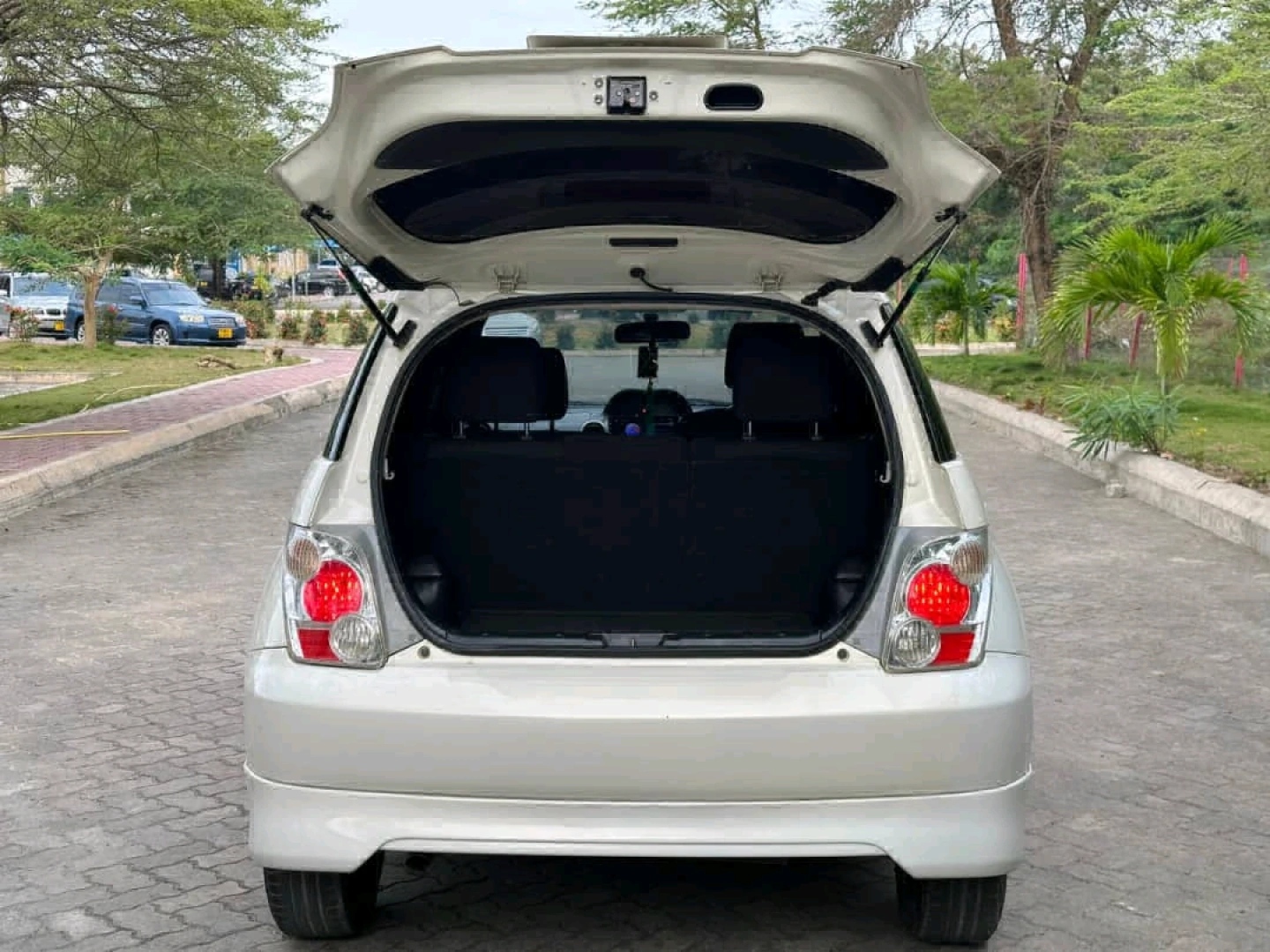 Toyota Ist Car thumbnail 7