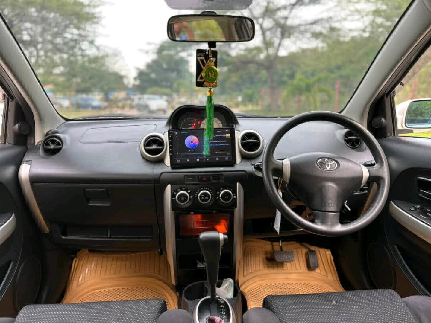 Toyota Ist Car thumbnail 9