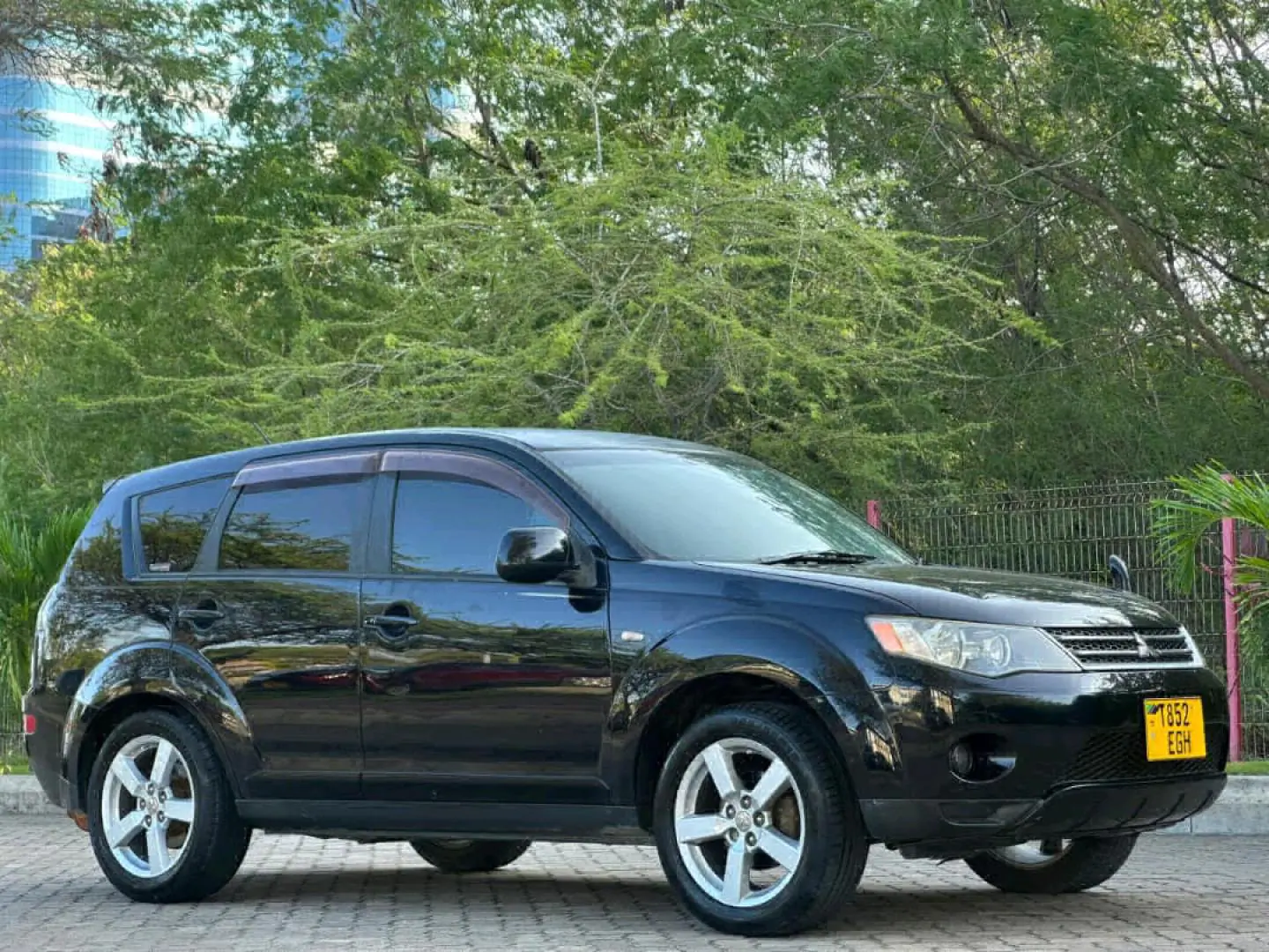 2009 Black Mitsubishi Outlander for Sale thumbnail 4