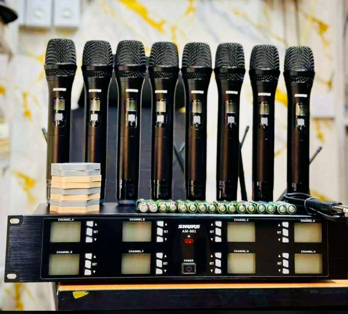 Shure AM-801 8-in-1 Wireless Microphone System