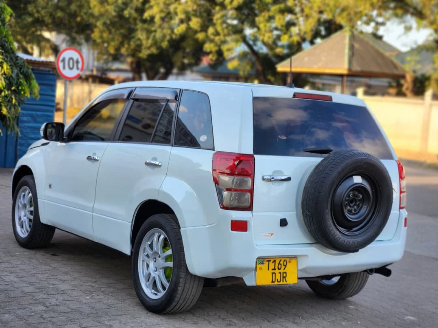 Suzuki Escudo SUV J20 1900cc Automatic thumbnail 4