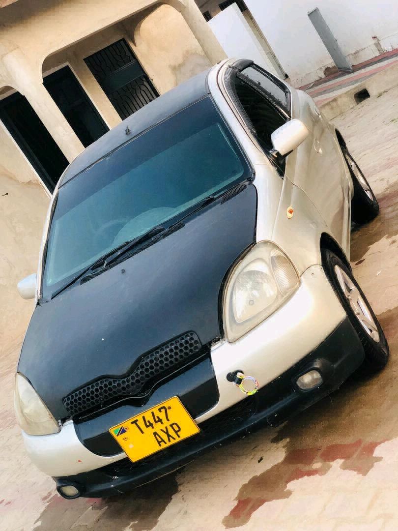 Toyota Vitz 1290 CC Silver/Black Hood thumbnail 3