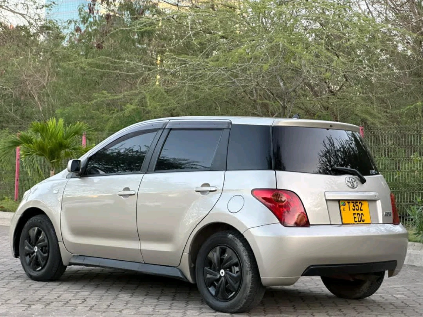 Toyota Ist 2004 Model (1290cc) - Clean Condition thumbnail 3