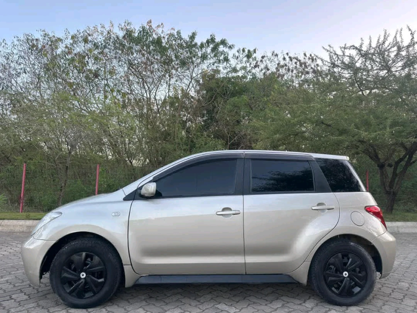 Toyota Ist 2004 Model (1290cc) - Clean Condition thumbnail 4