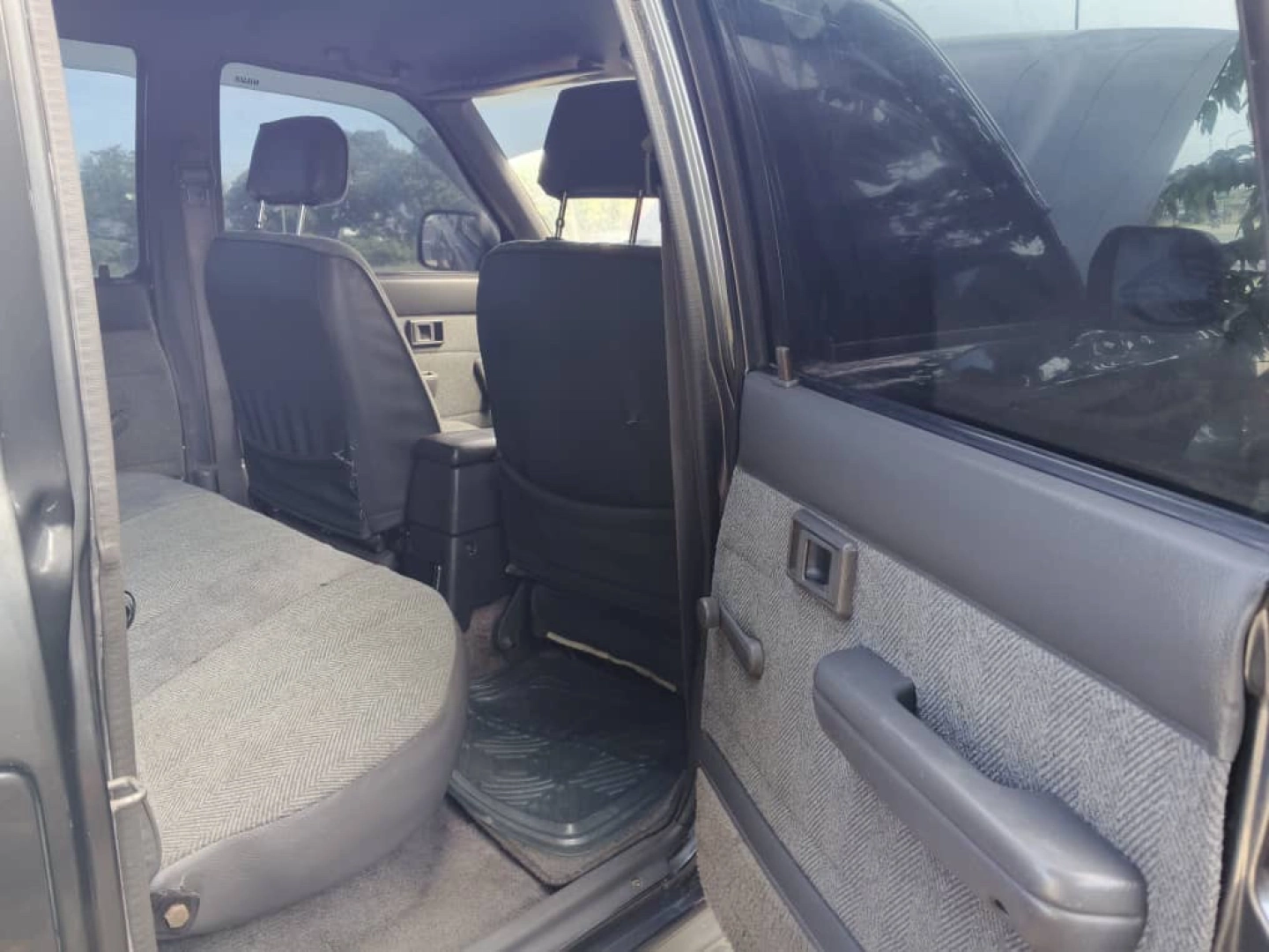 Toyota Hilux Pickup Truck 3L Diesel 4WD Manual thumbnail 2