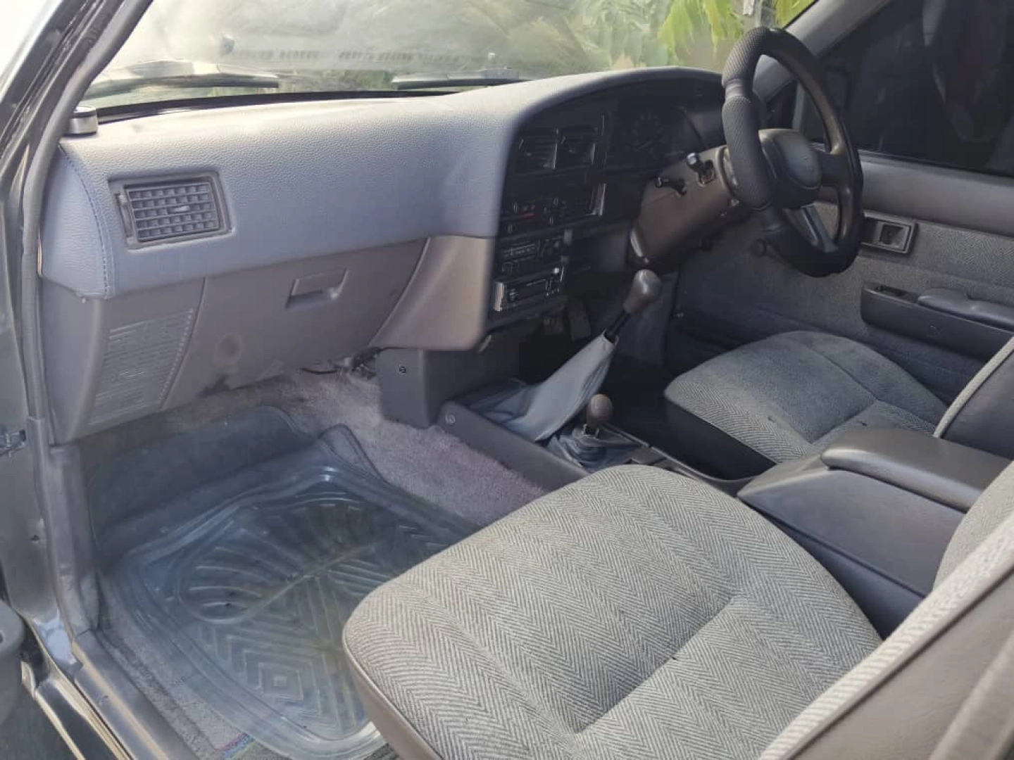 Toyota Hilux Pickup Truck 3L Diesel 4WD Manual thumbnail 3