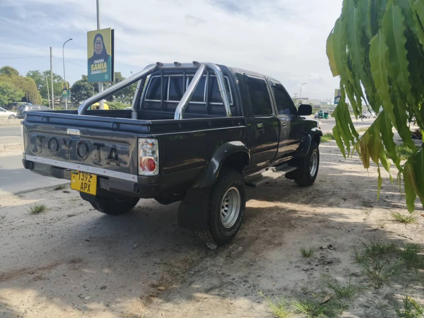 Toyota Hilux Pickup Truck 3L Diesel 4WD Manual thumbnail 6