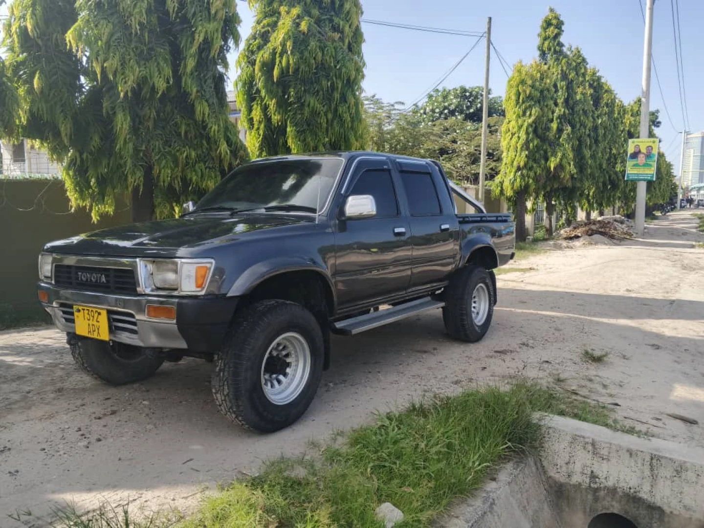 Toyota Hilux Pickup Truck 3L Diesel 4WD Manual thumbnail 7