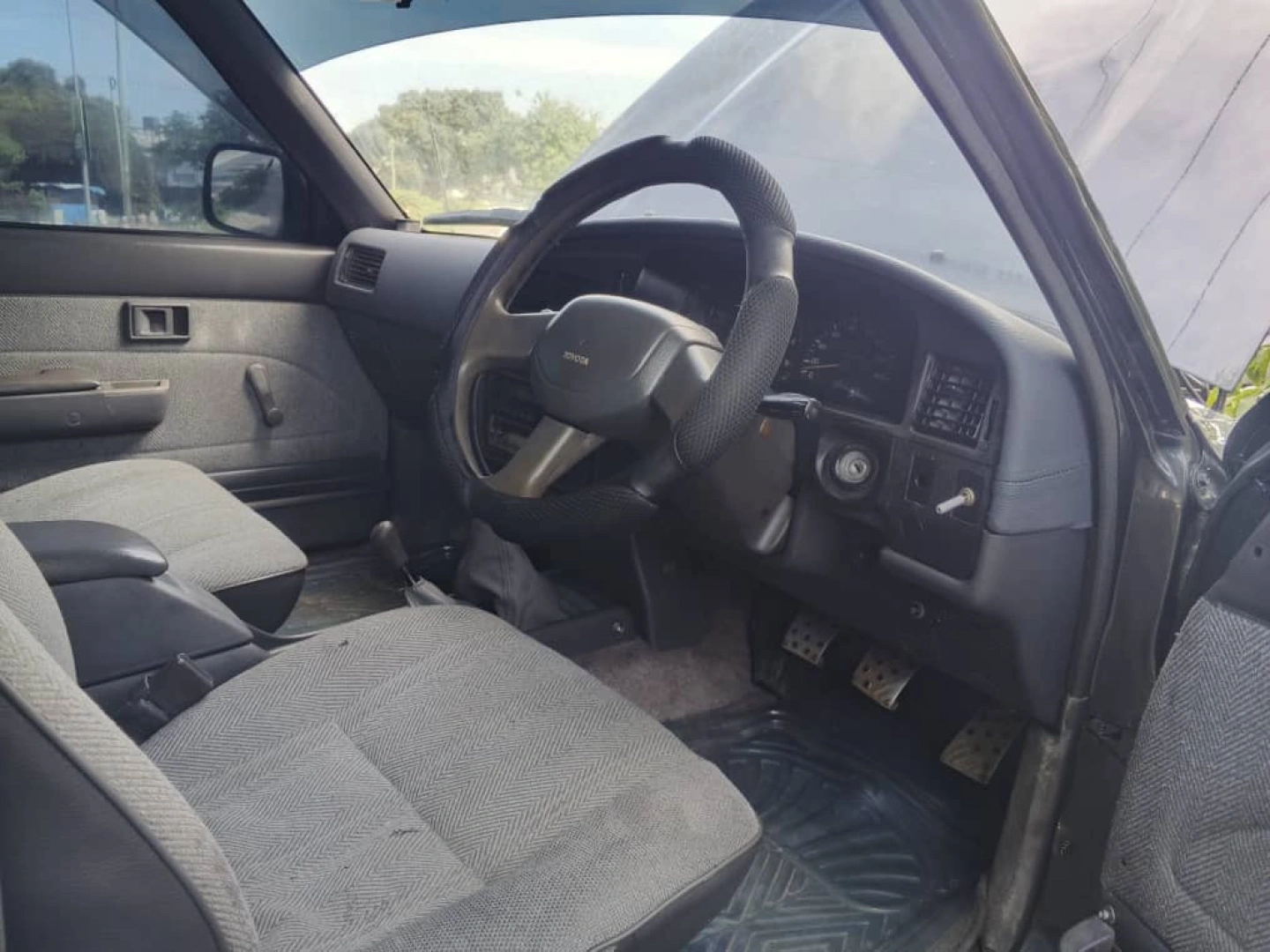 Toyota Hilux Pickup Truck 3L Diesel 4WD Manual thumbnail 8