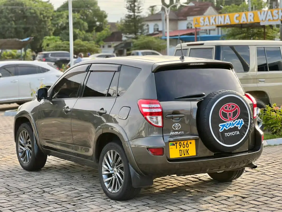 Toyota RAV4 2009, 2.3L Engine, 87,900 km thumbnail 2