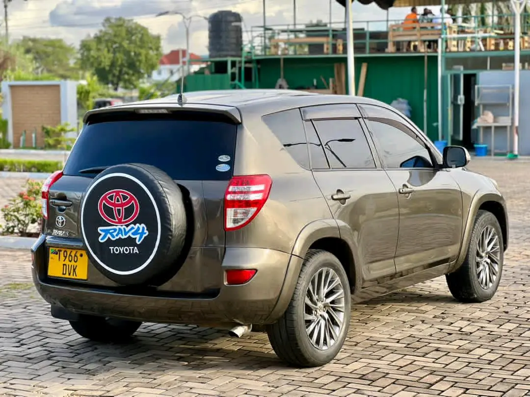 Toyota RAV4 2009, 2.3L Engine, 87,900 km thumbnail 4