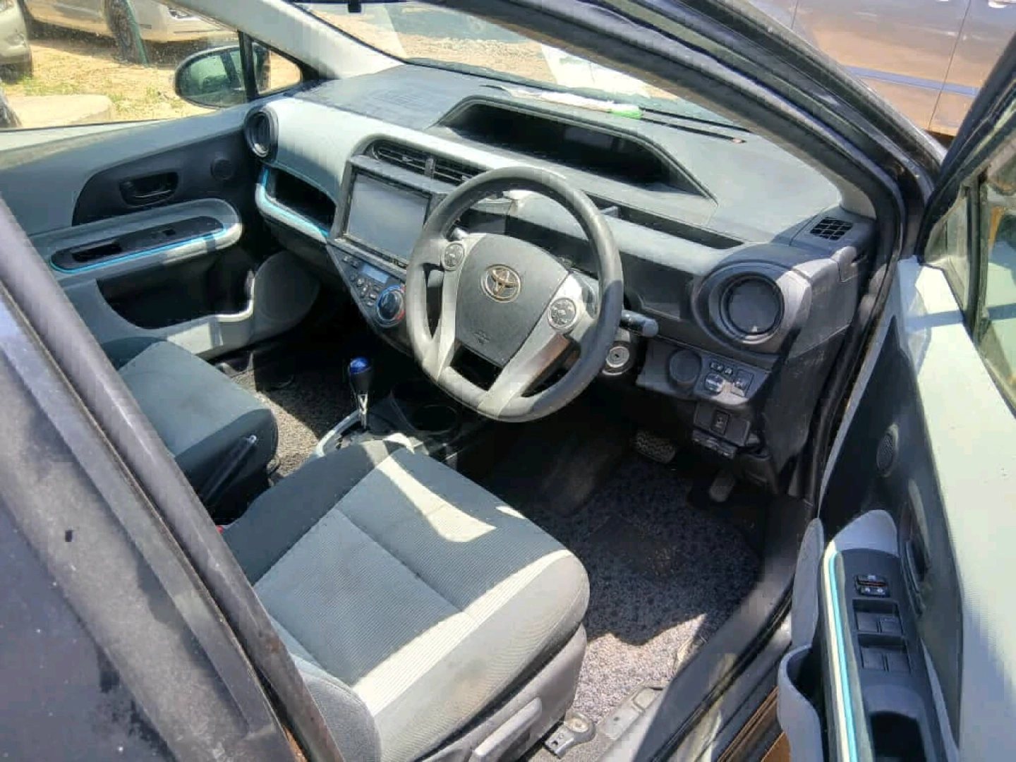 Toyota Aqua 2013 Inauzwa