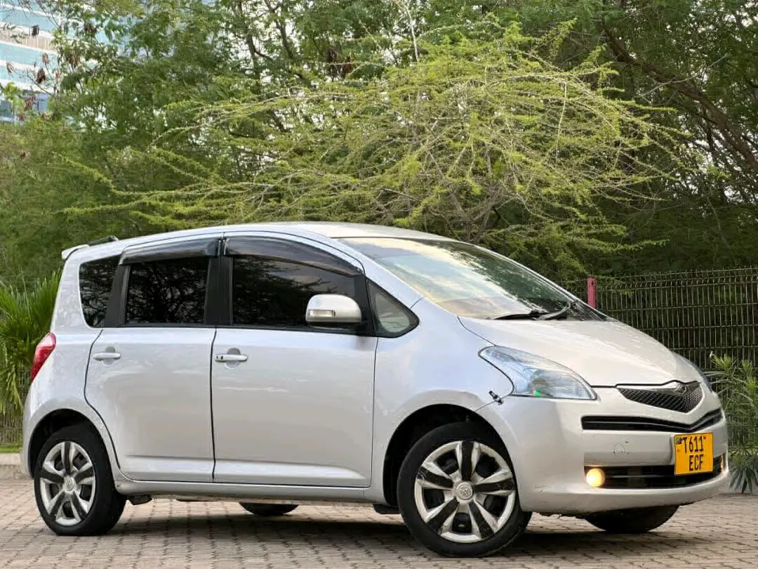 Toyota Ractis 2006 Silver Automatic thumbnail 3