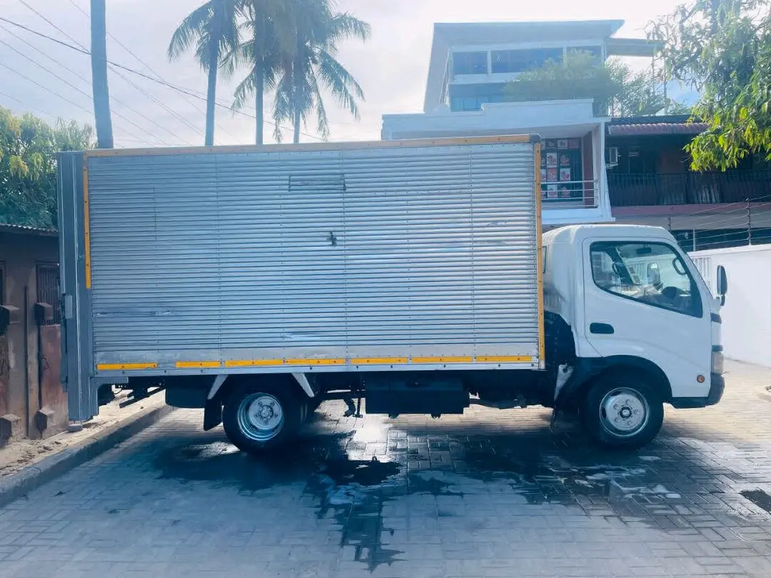 Toyota Dyna Box Truck 2006, 3.5 Tons thumbnail 3