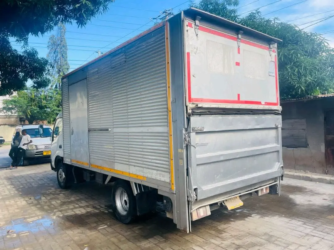Toyota Dyna Box Truck 2006, 3.5 Tons thumbnail 4