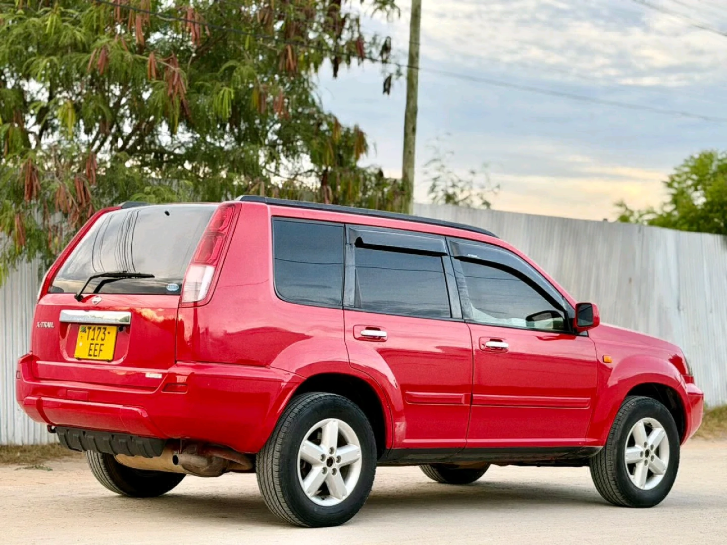 Used Red Nissan X-Trail SUV thumbnail 4