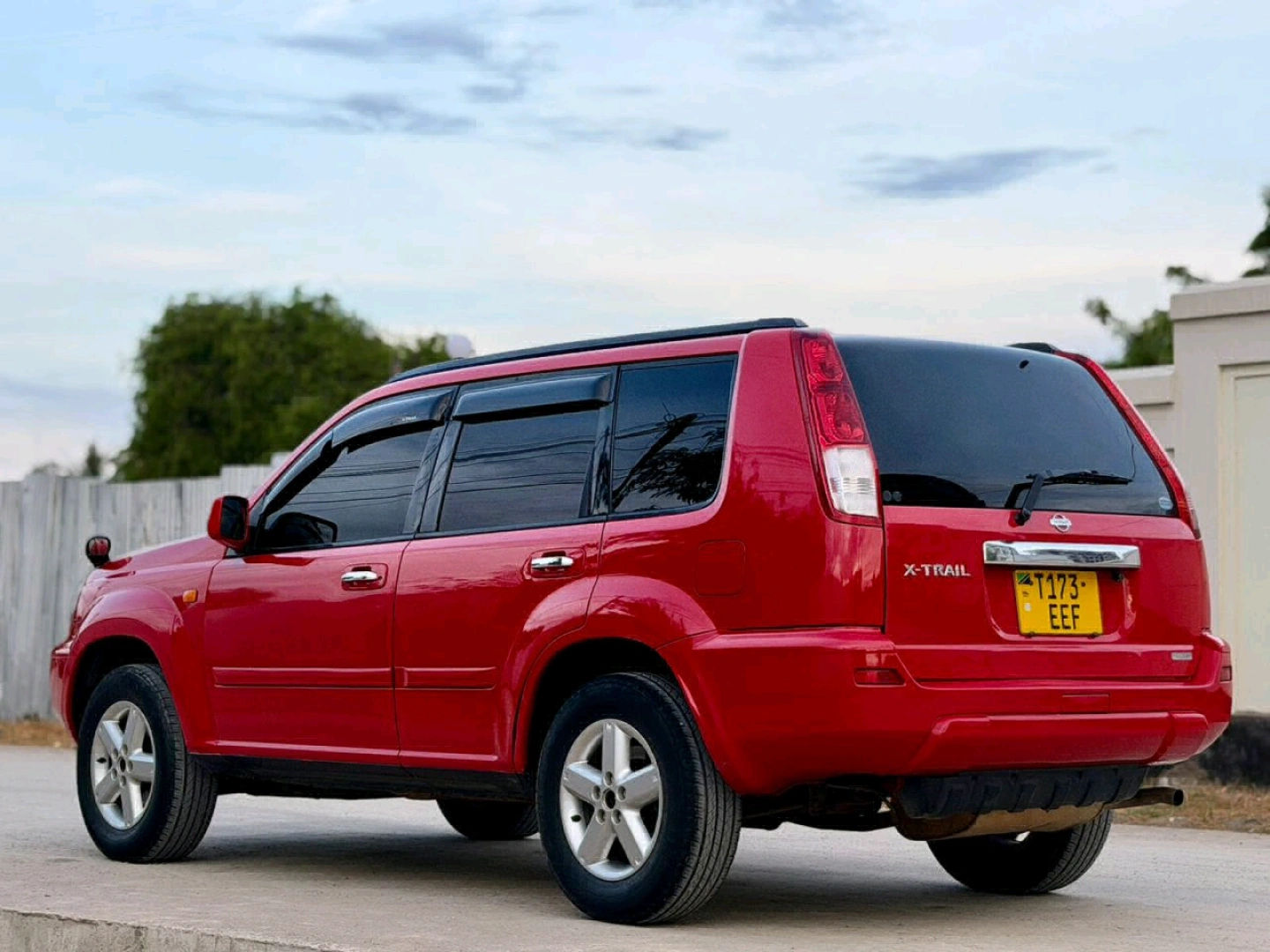 Used Red Nissan X-Trail SUV thumbnail 5