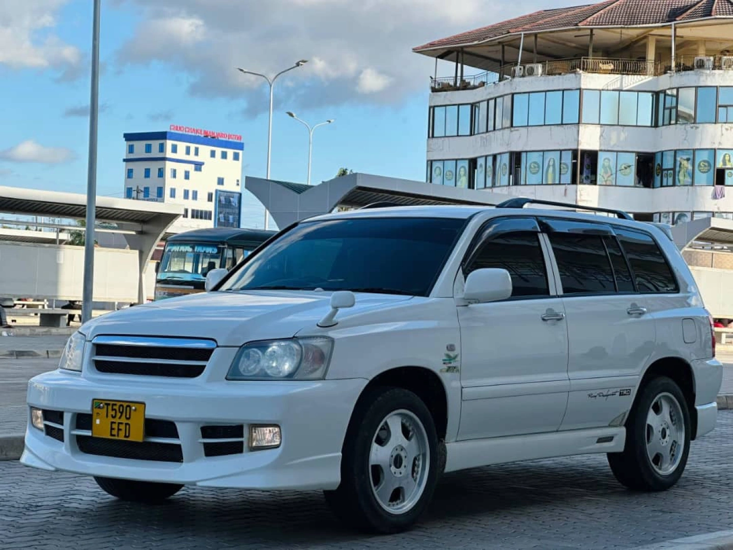 Toyota Kluger 2003 SUV with Tesla Screen