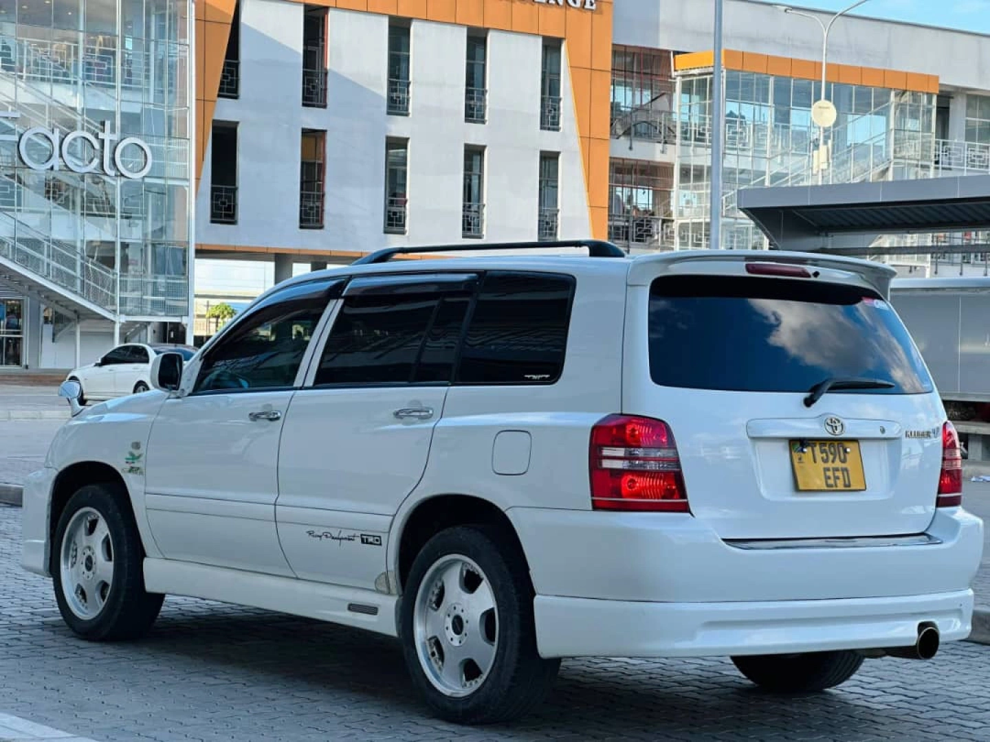 Toyota Kluger 2003 SUV with Tesla Screen thumbnail 2