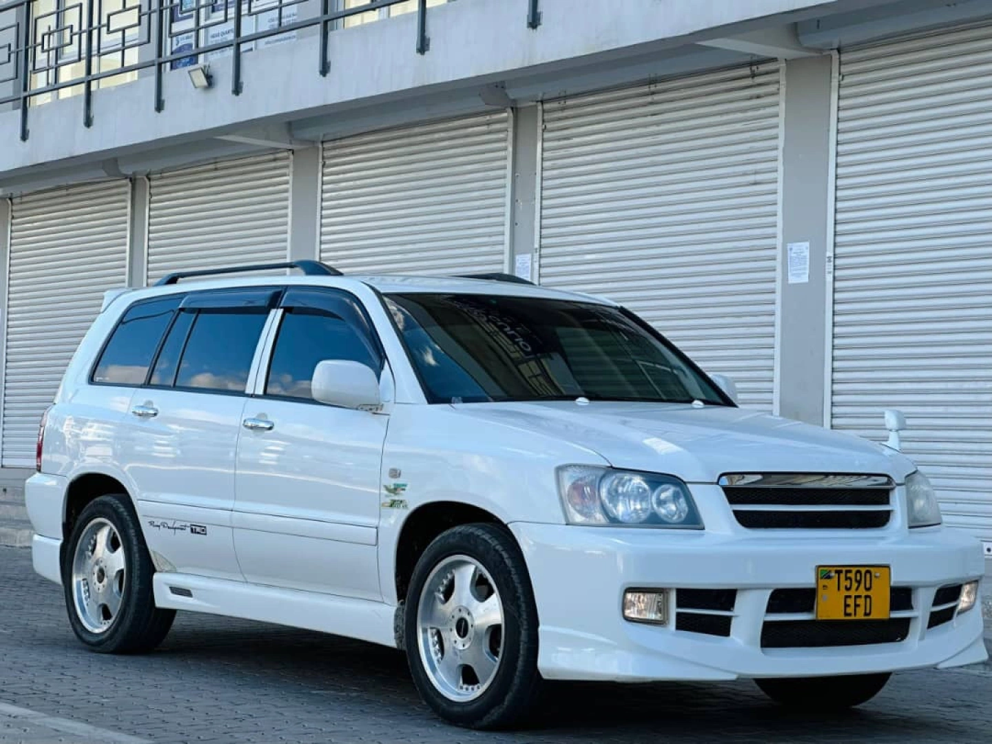 Toyota Kluger 2003 SUV with Tesla Screen thumbnail 4
